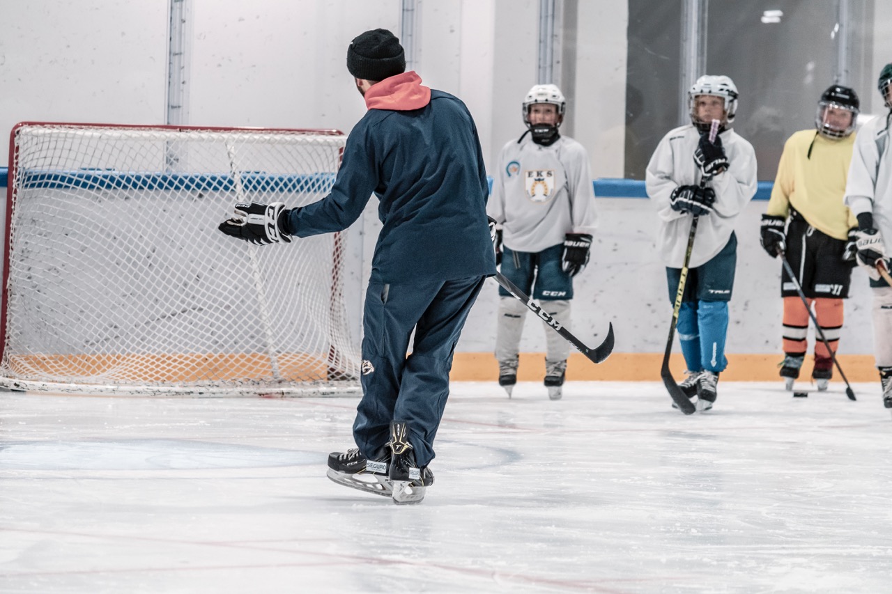 Seguro Trainigin Joona Tolvanen opettaa jääkiekkoleirillä.